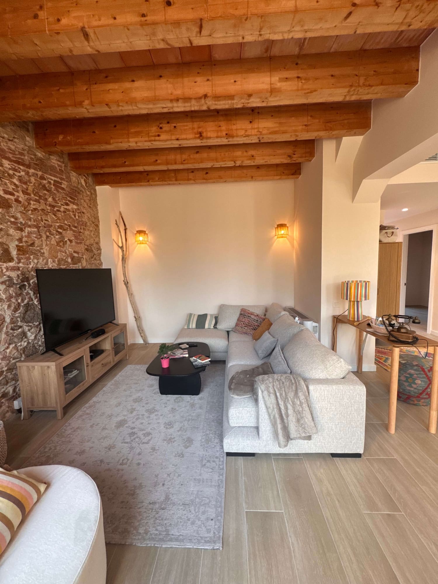 Wohnzimmer mit Steinwand